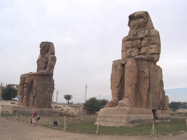 Les deux colosses  l'ffigie d'Amnophis III, marquaient l'entre de son temple funraire.